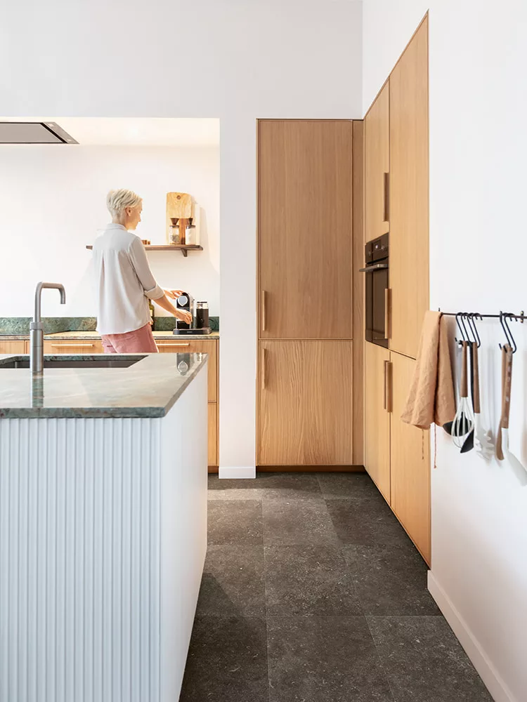 Quick-Step-laminate-MUS5484-grey-kitchen-floor-750x1000 suelos laminados Muse