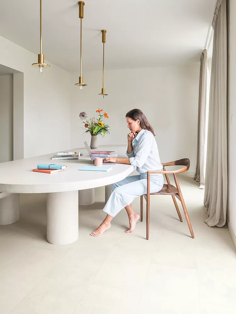 Quick-Step-laminate-MUS5487-white-living-room-floor-750x1000 suelos laminados Muse