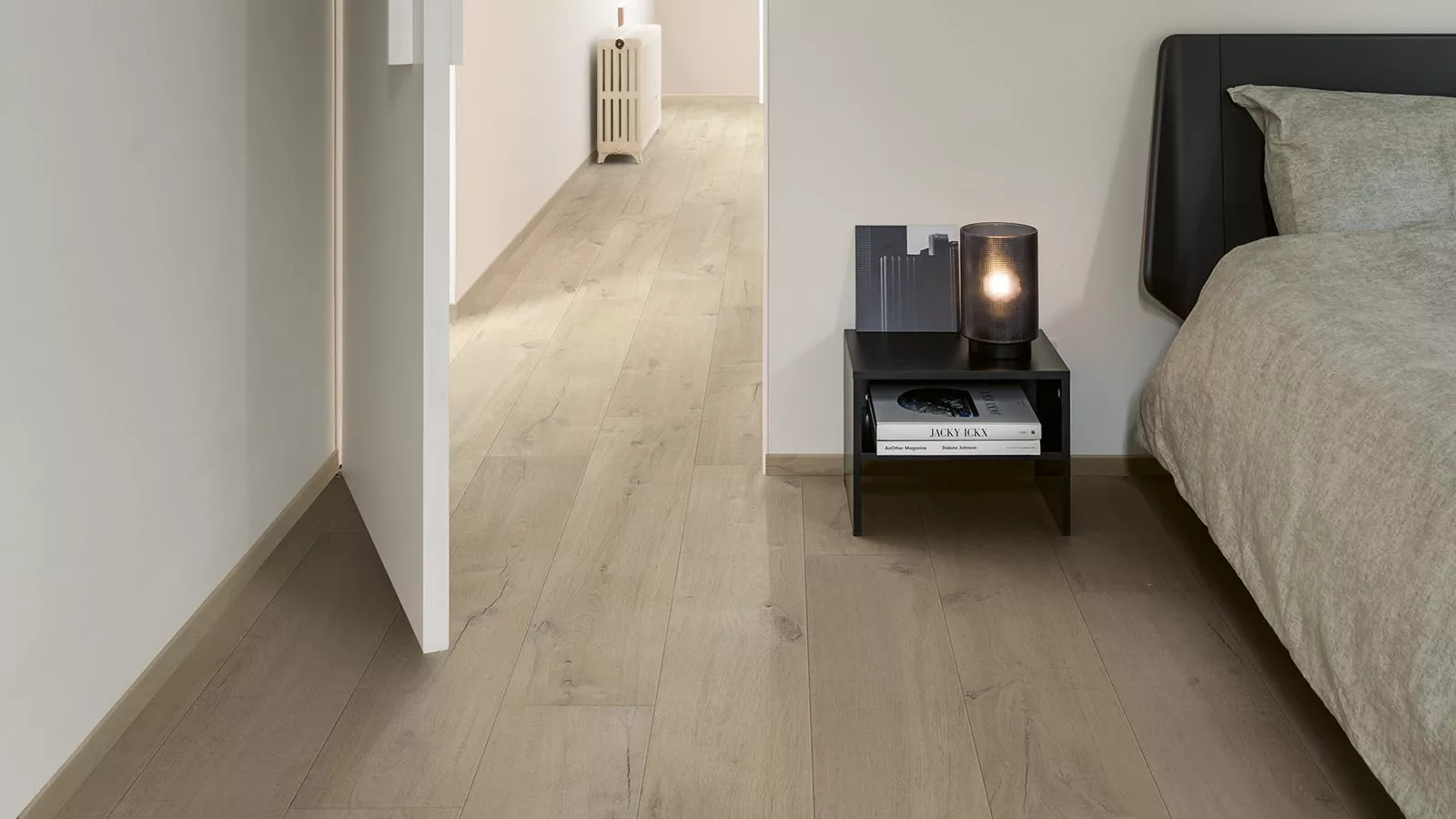 brown-bedroom-floor suelos laminados 12 mm